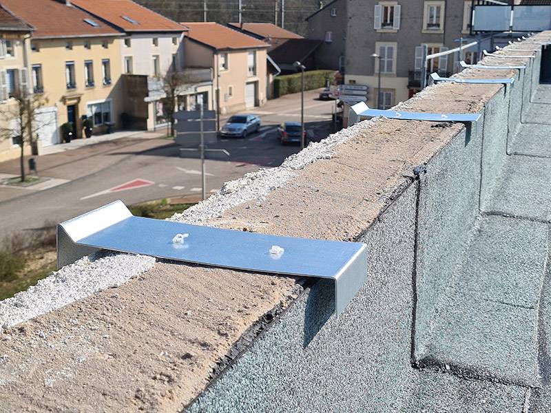 Eclisse de fixation murale sur mesure pour un maintien optimal de vos couvertines aluminium, acier ou zinc Bouches-du-Rhône de vos couvertines en aluminium 